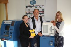 Neuer Defibrillator im Bankenvorraum